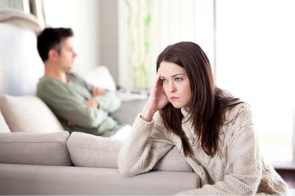 أشياء تقلل من قيمة الرجل في نظر المرأة (دليل شامل لاستعادة الاحترام)