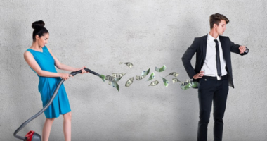 زوجي بخيل... كيف أتعامل معه؟ الدليل الشامل لفهم البخل المالي والتعايش معه