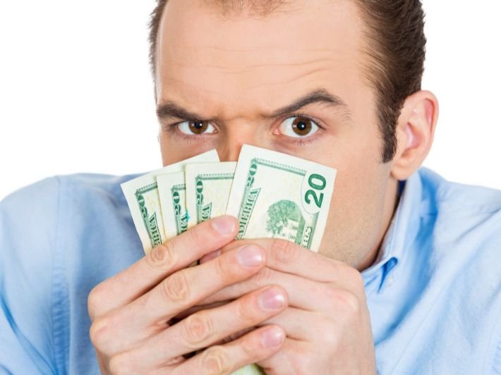 زوجي بخيل... كيف أتعامل معه؟ الدليل الشامل لفهم البخل المالي والتعايش معه