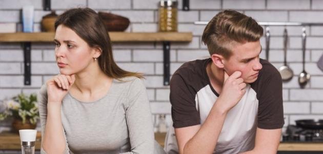 كيف أجعل زوجي يهتم بي؟ الدليل الشامل لاستعادة الشغف وبناء اهتمام مستدام